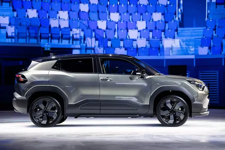 Suzuki e Vitara không có lưới tản nhiệt phía trên mà chỉ đi kèm hốc gió trung tâm rộng trên cản trước. Bên cạnh đó là cụm đèn pha cỡ lớn, tích hợp 3 dải đèn LED định vị ban ngày. Ngoài ra, xe còn có đèn sương mù tích hợp vào cản trước, hốc bánh khỏe khoắn, tay nắm cửa sau nằm trên cột C