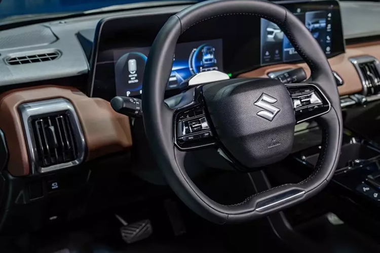 Được phát triển dựa trên khung gầm hoàn toàn mới dành riêng cho ô tô điện có tên Heartect-e do Suzuki, Toyota và Daihatsu phát triển, e Vitara sở hữu kích thước dài x rộng x cao lần lượt 4.275 x 1.800 x 1.635 mm cùng chiều dài cơ sở 2.700 mm. Xe có kích thước khá tương đồng với VinFast VF6.