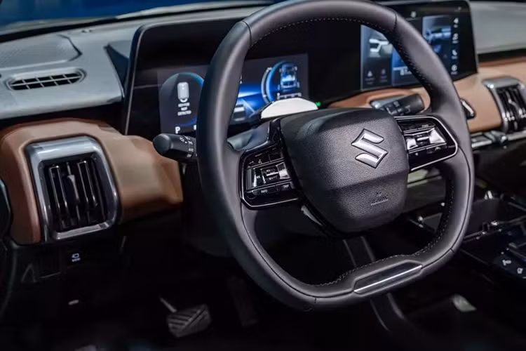 Được phát triển dựa trên khung gầm hoàn toàn mới dành riêng cho ô tô điện có tên Heartect-e do Suzuki, Toyota và Daihatsu phát triển, e Vitara sở hữu kích thước dài x rộng x cao lần lượt 4.275 x 1.800 x 1.635 mm cùng chiều dài cơ sở 2.700 mm. Xe có kích thước khá tương đồng với VinFast VF6.