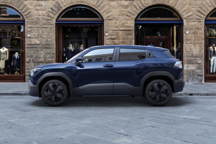 Theo kế hoạch, Suzuki e Vitara sẽ bắt đầu được bán ở thị trường Ấn Độ vào tháng 3/2025. Đến tháng 6/2025, khách hàng châu Âu có thể mua mẫu xe điện này. Giá xe Suzuki e Vitara 2025 vẫn chưa được hé lộ. Theo dự đoán, xe sẽ có mức khởi điểm khoảng 2 triệu Rupee (khoảng 602 triệu đồng) ở thị trường Ấn Độ.