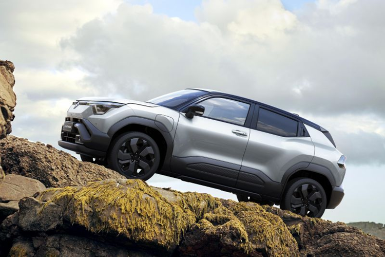 Tại thị trường châu Âu, Suzuki e Vitara có 3 phiên bản. Đầu tiên là phiên bản dẫn động cầu trước FWD với mô-tơ điện tạo ra công suất tối đa 144 mã lực và mô-men xoắn cực đại 189 Nm, đi kèm pin 49 kWh. Thứ hai là phiên bản FWD với mô-tơ điện cho công suất tối đa 174 mã lực và mô-men xoắn cực đại 189 Nm, kết hợp cùng pin 61 kWh.