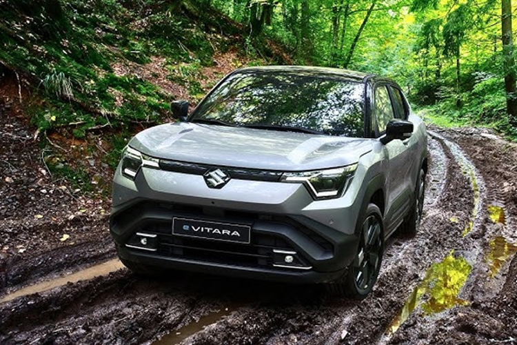 Thứ ba là phiên bản e-AllGrip AWD với hệ dẫn động 4 bánh toàn thời gian. Phiên bản này có thêm mô-tơ điện mạnh 65 mã lực nằm trên cầu sau, tạo ra tổng công suất 184 mã lực và mô-men xoắn cực đại 300 Nm. Hiện quãng đường di chuyển sau khi sạc đầy pin của Suzuki e Vitara vẫn chưa được công bố. Theo tin đồn trước đó, xe có thể chạy đến 500 km với cụm pin 61 kWh.