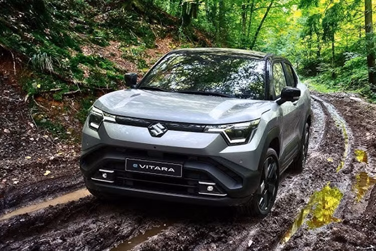 Thứ ba là phiên bản e-AllGrip AWD với hệ dẫn động 4 bánh toàn thời gian. Phiên bản này có thêm mô-tơ điện mạnh 65 mã lực nằm trên cầu sau, tạo ra tổng công suất 184 mã lực và mô-men xoắn cực đại 300 Nm. Hiện quãng đường di chuyển sau khi sạc đầy pin của Suzuki e Vitara vẫn chưa được công bố. Theo tin đồn trước đó, xe có thể chạy đến 500 km với cụm pin 61 kWh.