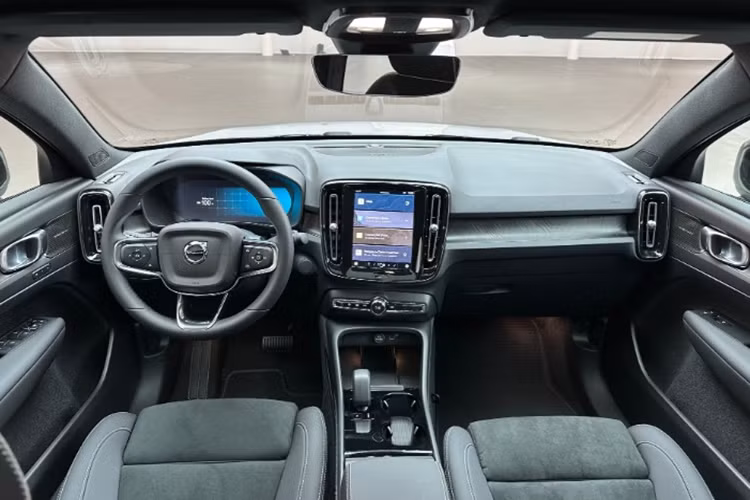 Tại thị trường quốc tế, Volvo EC40 sở hữu khoang cabin hiện đại với các tiện ích như: màn hình cảm ứng trung tâm kích thước 9 inch, hệ thống âm thanh Harman Kardon 600W 14 loa, cảm biến đá cốp, sạc không dây chuẩn Qi, điều hòa tự động 2 vùng, sưởi ghế trước, lọc không khí PM2.5, cửa sổ trời toàn cảnh Panorama và đèn viền trang trí nội thất.