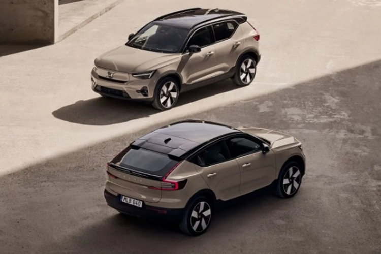 Volvo EC40 chính là chiếc C40 Recharge trước đây đã được hãng đổi tên. Tiền tố “E” trong tên gọi cho biết đây là một mẫu xe thuần điện. Theo nhiều đồn đoán, Volvo EC40 tại Việt Nam sẽ được trang bị một mô tơ điện cho công suất tối đa 238 mã lực và mô-men xoắn cực đại 420 Nm. 