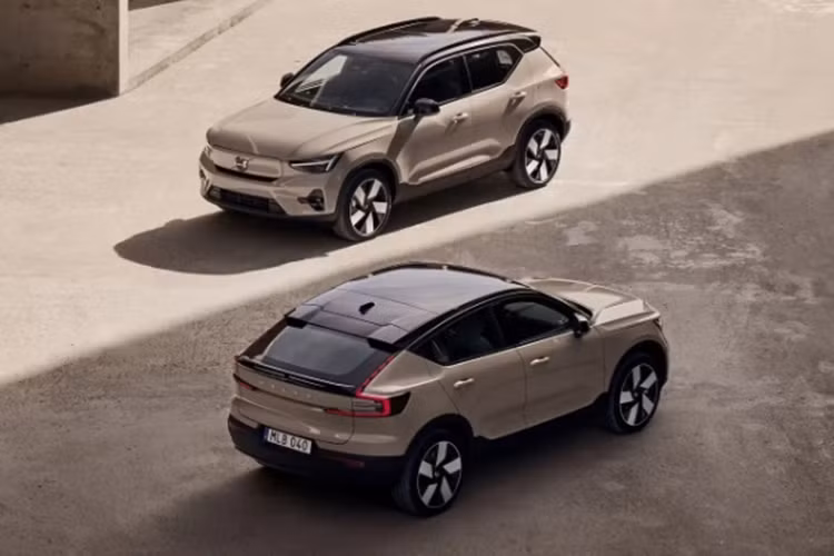 Volvo EC40 chính là chiếc C40 Recharge trước đây đã được hãng đổi tên. Tiền tố “E” trong tên gọi cho biết đây là một mẫu xe thuần điện. Theo nhiều đồn đoán, Volvo EC40 tại Việt Nam sẽ được trang bị một mô tơ điện cho công suất tối đa 238 mã lực và mô-men xoắn cực đại 420 Nm. 