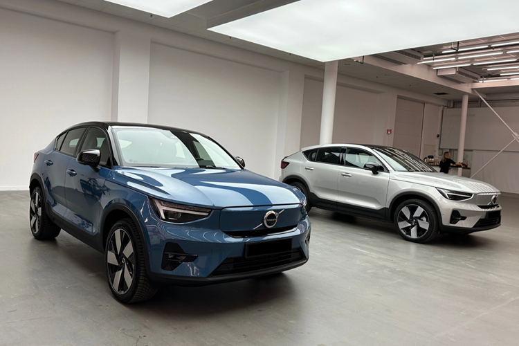 Volvo EC40 được định vị trong phân khúc SUV điện cỡ nhỏ. Hiện tại, mẫu xe này vẫn chưa có đối thủ nào rõ ràng tại Việt Nam. Đây cũng được coi là lợi thế để EC40 có thể dễ dàng thu hút được sự quan tâm của khách hàng. Mức giá xe Volvo EC40 2025 dự kiến khoảng 2 tỷ đồng.