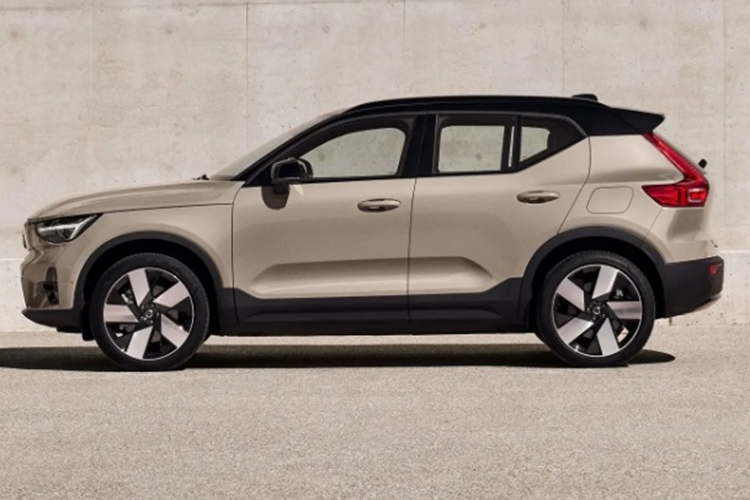 Động cơ này kết hợp cùng hệ dẫn động cầu sau cho phạm vi hoạt động lên đến 483 km cho mỗi lần sạc đầy. Không rõ xe về Việt Nam sẽ có những trang bị gì.