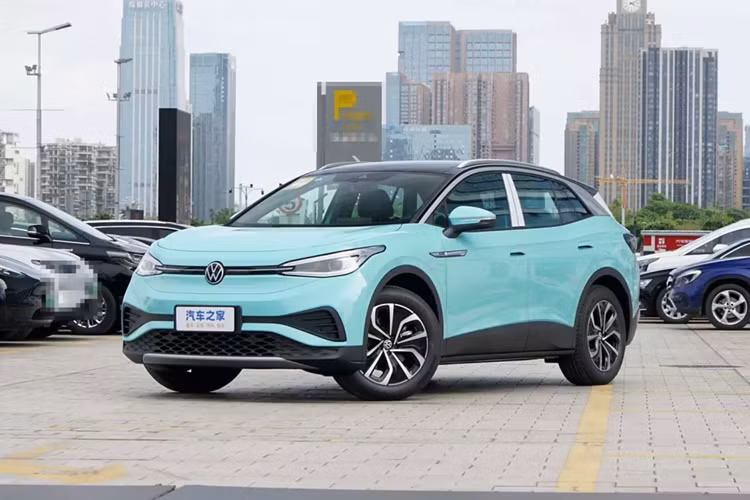 Phiên bản bốn chỗ ngồi có sẵn ở chế độ một động cơ và tùy chọn hai động cơ, đầu tiên là bản đơn có công suất 200 kW (268 mã lực) và mô men xoắn 343 Nm, phạm vi hoạt động 560 km (CLTC), thời gian tăng tốc 0 – 100 km/h là 5,8 giây