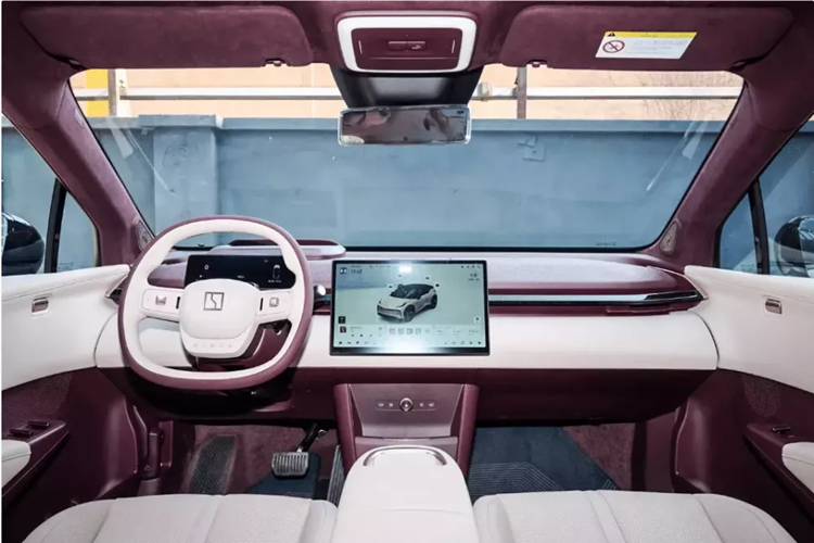 Zeekr X 2025 vẫn được trang bị bộ pin lithium ba thành phần 66kWh làm tiêu chuẩn và tiếp tục được cung cấp ở chế độ dẫn động cầu sau một động cơ và chế độ dẫn động bốn bánh hai động cơ.