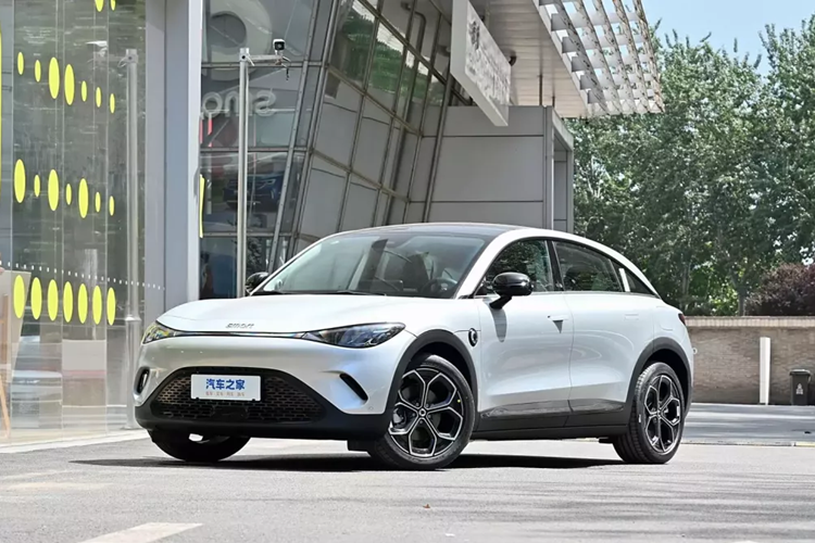 Sau cùng là động cơ kép cho ra công suất 422 mã lực và 543 Nm, phạm vi hoạt động 500 km (CLTC), thời gian tăng tốc từ vị trí đứng yên lên 100 km/h trong 3,8 giây. Với sự ra mắt của Zeekr X 2025, nó sẽ tiếp tục cạnh tranh với các mẫu xe như Smart Elf #3, Volkswagen ID.4...