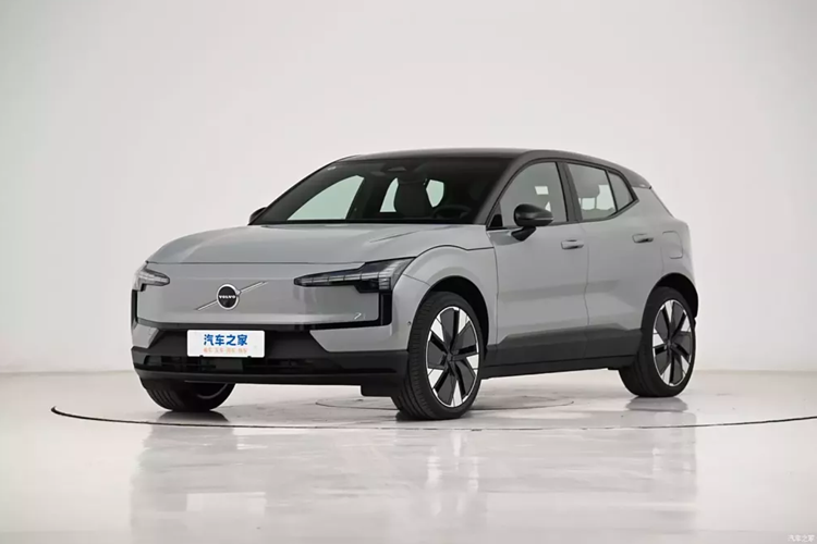 Điểm mạnh của Zeekr X 2025 là màn hình điều khiển trung tâm trượt cũng giúp cải thiện đáng kể khả năng “chơi” của xe và có thể thu hút nhiều người tiêu dùng yêu thích sự kết nối công nghệ hơn.