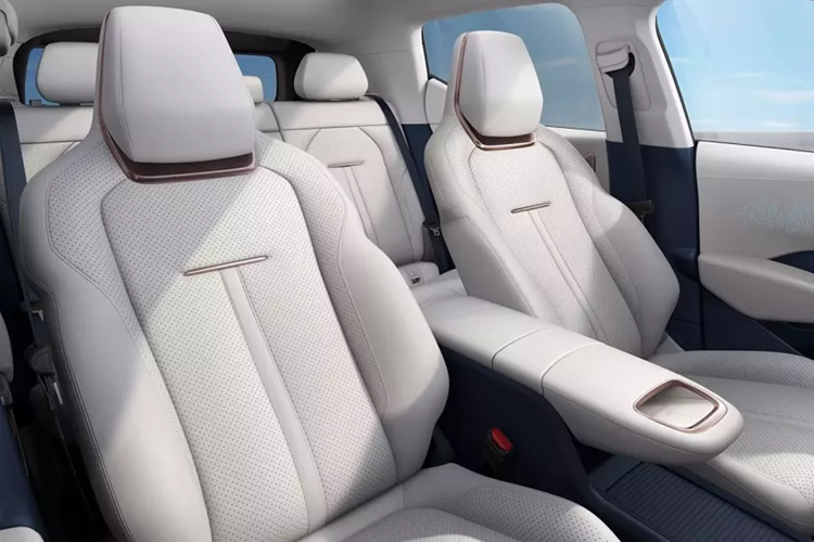 Ngoài ra, phiên bản Zeekr X 2025 năm chỗ ngồi còn có "bảng điều khiển trung tâm ma thuật", một tủ lạnh 5,7 lít trên xe cũng có mặt, hỗ trợ ba chế độ kiểm soát nhiệt độ đông lạnh, làm mát và sưởi ấm, với phạm vi nhiệt độ từ -15° đến 50°.