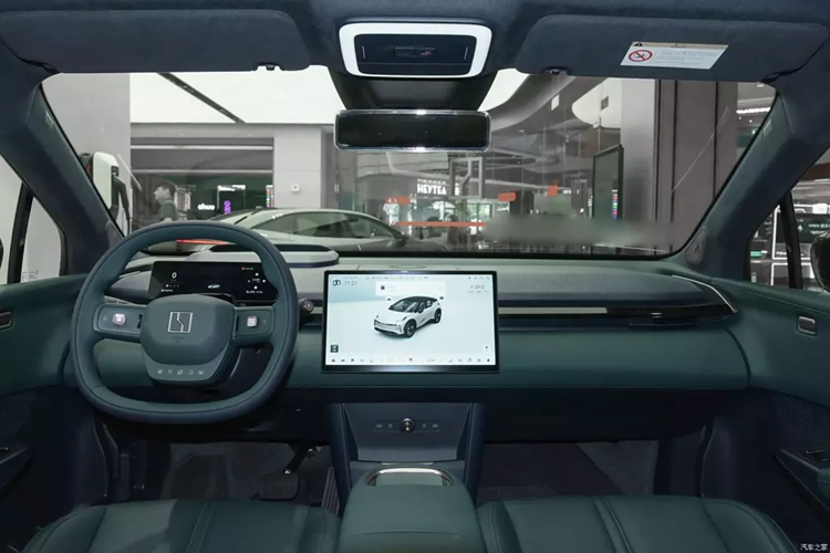 Điều đáng nói là ngay buổi ra mắt, bản cập nhật OS 5.2 OTA đã được phát hành, bao gồm hệ thống tương tác HMI 3.0 có tính năng điều khiển sóng xanh, đếm ngược đèn giao thông, bản đồ HUD và bản đồ dẫn đường nhập vai 3D. Hơn nữa, chế độ canh gác có thể được tự động kích hoạt ở những địa điểm không quen thuộc.