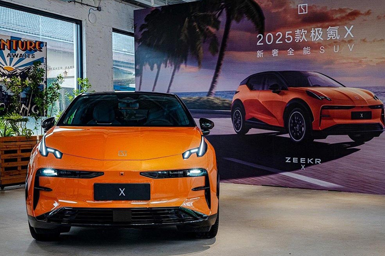 Phiên bản năm chỗ ngồi được cung cấp năng lượng bởi hai động cơ điện với tổng công suất hệ thống tối đa là 315 kW (422 mã lực) và mô-men xoắn cực đại là 543 Nm. Thời gian tăng tốc từ vị trí xuất phát lên đến 100 km/h là 3,7 giây và phạm vi hành trình theo chu trình thử nghiệm CLTC của Trung Quốc là 512 km.