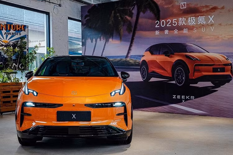 Phiên bản năm chỗ ngồi được cung cấp năng lượng bởi hai động cơ điện với tổng công suất hệ thống tối đa là 315 kW (422 mã lực) và mô-men xoắn cực đại là 543 Nm. Thời gian tăng tốc từ vị trí xuất phát lên đến 100 km/h là 3,7 giây và phạm vi hành trình theo chu trình thử nghiệm CLTC của Trung Quốc là 512 km.