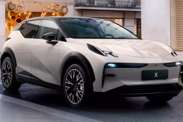 Về khả năng lái xe thông minh, Zeekr X 2025 đi kèm với hệ thống lái xe tiên tiến Zeekr AD được thực hiện thông qua năm camera, năm radar sóng milimet và 12 radar siêu âm. Các khả năng bao gồm kiểm soát hành trình thích ứng, hỗ trợ chuyển làn, hỗ trợ đỗ xe tự động, hỗ trợ đỗ xe thông minh từ xa