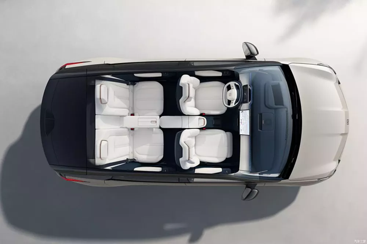 Xe được trang bị vô lăng đa chức năng đáy phẳng hai chấu, bảng đồng hồ hình chữ nhật 8,8 inch, màn hình điều khiển trung tâm 14,6 inch có thể trượt mượt mà, di chuyển 353 mm từ vị trí giữa đến vị trí lái phụ, đồng thời đáp ứng nhu cầu chức năng của người lái chính và giải trí của hành khách, sau cùng là màn hình HUD 24,3 inch.