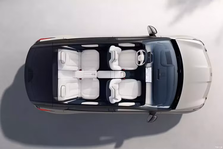 Xe được trang bị vô lăng đa chức năng đáy phẳng hai chấu, bảng đồng hồ hình chữ nhật 8,8 inch, màn hình điều khiển trung tâm 14,6 inch có thể trượt mượt mà, di chuyển 353 mm từ vị trí giữa đến vị trí lái phụ, đồng thời đáp ứng nhu cầu chức năng của người lái chính và giải trí của hành khách, sau cùng là màn hình HUD 24,3 inch.