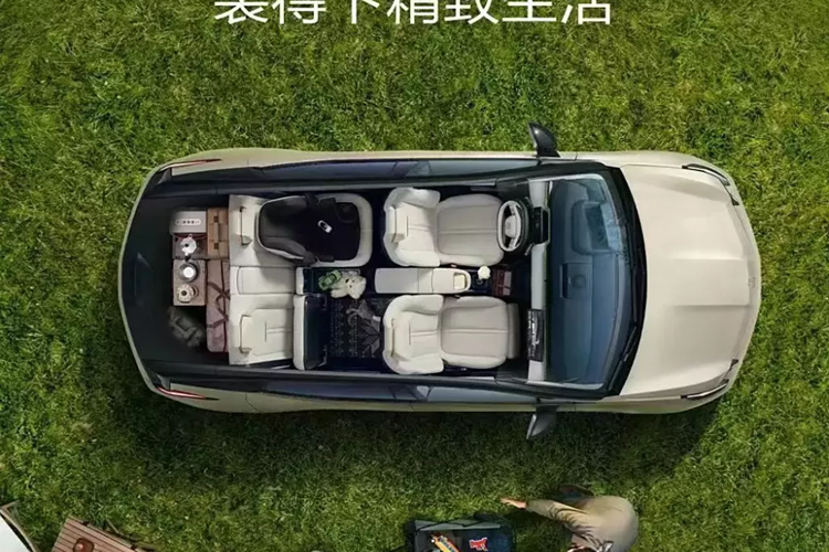 Cảnh báo va chạm phía trước, phanh khẩn cấp tự động, hỗ trợ giữ làn, cảnh báo điểm mù, cảnh báo mở cửa, nhận dạng biển báo giao thông (bao gồm nhắc nhở quá tốc độ) và cảnh báo phương tiện cắt ngang phía trước/phía sau. Buồng lái của xe Zeekr X 2025 theo phong cách tối giản, sẽ có nội thất 2 màu