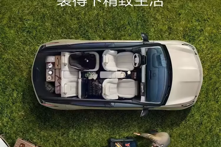 Cảnh báo va chạm phía trước, phanh khẩn cấp tự động, hỗ trợ giữ làn, cảnh báo điểm mù, cảnh báo mở cửa, nhận dạng biển báo giao thông (bao gồm nhắc nhở quá tốc độ) và cảnh báo phương tiện cắt ngang phía trước/phía sau. Buồng lái của xe Zeekr X 2025 theo phong cách tối giản, sẽ có nội thất 2 màu