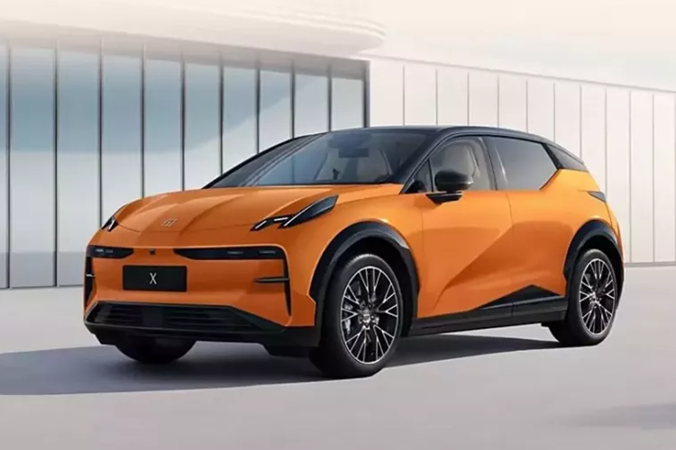 SUV điện Zeekr X 2025 tuân theo phong cách thiết kế của mẫu xe trước đó. Có 7 màu thân xe bên ngoài, cụ thể là cam (mới bổ sung), be, xanh lá cây, xám, tím, bạc và trắng. Xe chạy trên vành 19 inch theo tiêu chuẩn và có tùy chọn cửa điện (không có tay nắm cửa).