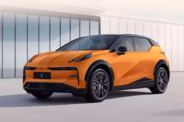 SUV điện Zeekr X 2025 tuân theo phong cách thiết kế của mẫu xe trước đó. Có 7 màu thân xe bên ngoài, cụ thể là cam (mới bổ sung), be, xanh lá cây, xám, tím, bạc và trắng. Xe chạy trên vành 19 inch theo tiêu chuẩn và có tùy chọn cửa điện (không có tay nắm cửa).