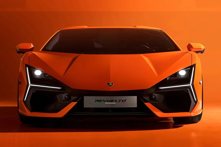 Lamborghini đã mất 7 năm kể từ lần ra mắt của Aventador để giới thiệu phiên bản nâng cấp Aventador Super Veloce Jota LP770-4, do đó, một lịch sử tương tự có thể xảy ra cho phiên bản Revuelto SVJ.