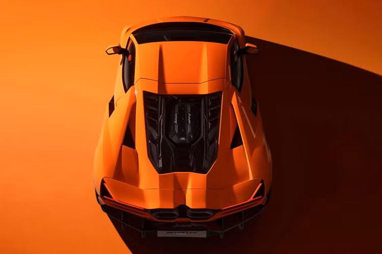 Trong năm ngoái, Urus là sản phẩm bán chạy nhất của hãng, tiếp sau đó là Huracan. 12 chiếc Aventador cuối cùng đã được giao cho chủ sở hữu mới trong năm ngoái và Lamborghini vẫn chưa công bố số liệu sản xuất và doanh số bán hàng đầu tiên cho Revuelto.