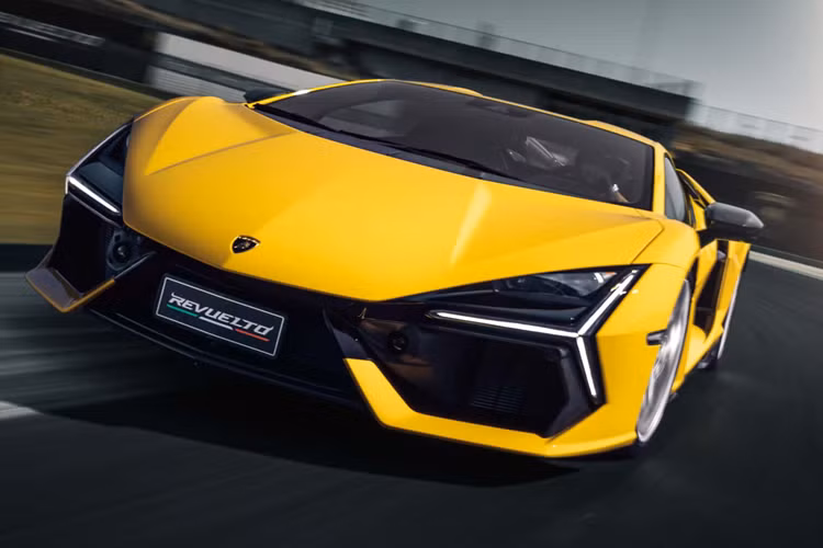 Điều quan trọng cần lưu ý là Lamborghini hiện chỉ đang bán mẫu Revuelto tiêu chuẩn, còn các biến thể cũng như phiên bản đặc biệt sẽ được giới thiệu sau khi xe nâng cấp giữa vòng đời. Tuy nhiên điều này sẽ khó xảy ra bởi danh sách xếp hàng chờ mẫu siêu xe này còn khá dài.