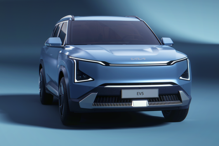 Theo đó, tại xứ sở chùa Vàng Kia EV5 2024 được phân phối với 4 phiên bản khác nhau. Mức giá xe Kia EV5 2024 bản Light có giá 1.299.000 Baht (khoảng 899 triệu đồng), Air giá 1.399.000 Baht (khoảng 968 triệu đồng), Long Range giá 1.599.000 Baht (1,1 tỷ đồng) và Earth Exclusive AWD có giá 1.799.000 Baht (tương đương 1,2 tỷ đồng).