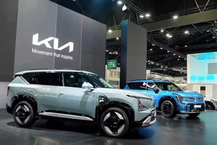 Bên trong cabin, nội thất của Kia EV5 tối giản nhưng không kém phần hiện đại, sang trọng. Cụm đồng hồ kỹ thuật số và màn hình thông tin giải trí được ghép lại thành một màn hình siêu dài, có kích thước khoảng 12,3 inch.