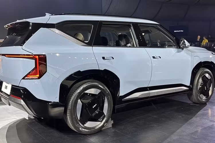 Bản dẫn động cầu trước dùng một mô-tơ điện, cho công suất 215 mã lực và mô-men xoắn 310Nm. Đây là cấu hình tiêu chuẩn ở các phiên bản Light, Air và Earth Long Range. Khối động cơ này cho phép xe tăng tốc 0-100km/h trong 8,5 giây và tốc độ tối đa 185km/h.