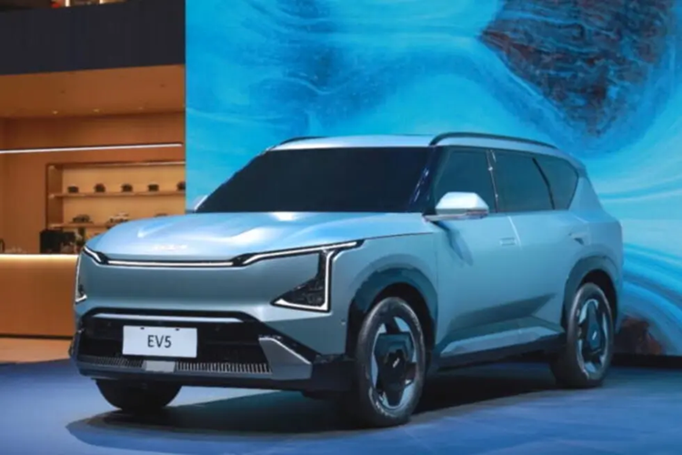 Khách hàng tại Thái Lan khi mua SUV điện Kia EV5 2024 sẽ được hưởng nhiều chính sách bảo hành và ưu đãi hấp dẫn. Cụ thể, Kia bảo hành chất lượng xe trong 7 năm hoặc 150.000 km, miễn phí dịch vụ cứu hộ khẩn cấp 24 giờ trong 7 năm, bảo hành pin cao áp trong 8 năm hoặc 160.000 km.