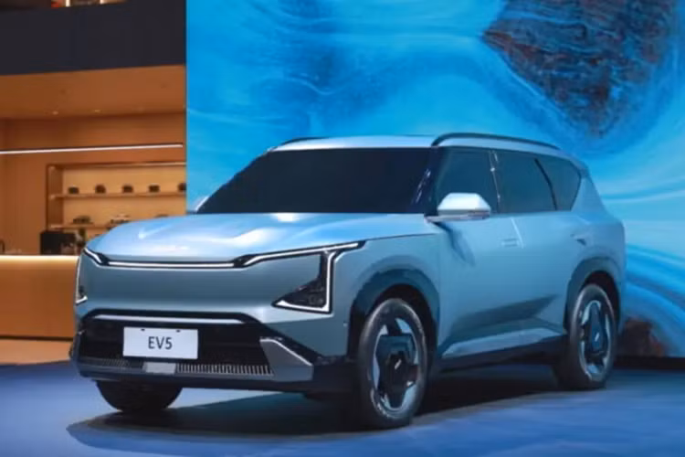 Khách hàng tại Thái Lan khi mua SUV điện Kia EV5 2024 sẽ được hưởng nhiều chính sách bảo hành và ưu đãi hấp dẫn. Cụ thể, Kia bảo hành chất lượng xe trong 7 năm hoặc 150.000 km, miễn phí dịch vụ cứu hộ khẩn cấp 24 giờ trong 7 năm, bảo hành pin cao áp trong 8 năm hoặc 160.000 km.