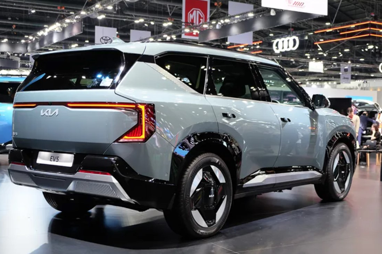 Trên bản tiêu chuẩn, Kia EV5 có: vô lăng 4 chấu bọc da, tích hợp phần lớn các phím chức năng của xe; ghế bọc da tổng hợp; ghế lái chỉnh điện; điều hòa tự động 2 vùng; kết nối Apple CarPlay/Android Auto không dây và hệ thống âm thanh 6 loa.