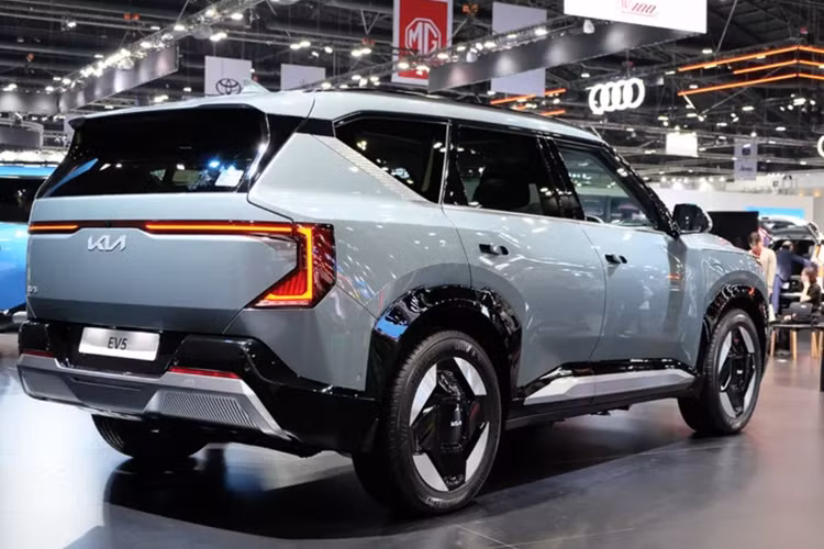 Trên bản tiêu chuẩn, Kia EV5 có: vô lăng 4 chấu bọc da, tích hợp phần lớn các phím chức năng của xe; ghế bọc da tổng hợp; ghế lái chỉnh điện; điều hòa tự động 2 vùng; kết nối Apple CarPlay/Android Auto không dây và hệ thống âm thanh 6 loa.