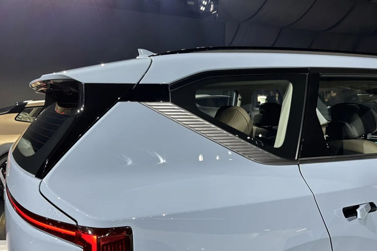 Mâm xe hợp kim kích thước 18 inch hoặc 19 inch, tùy phiên bản có thiết kế bất đối xứng độc đáo. Ở phía đuôi xe, Kia EV5 có cụm đèn hậu LED nằm dọc và 2 dải đèn LED thanh mảnh nằm vắt ngang trên cửa cốp, lấy cảm hứng thiết kế từ bản đồ sao. Cản sau màu bạc thiết kế vuông vắn, tích hợp bộ khuếch tán gió giả.