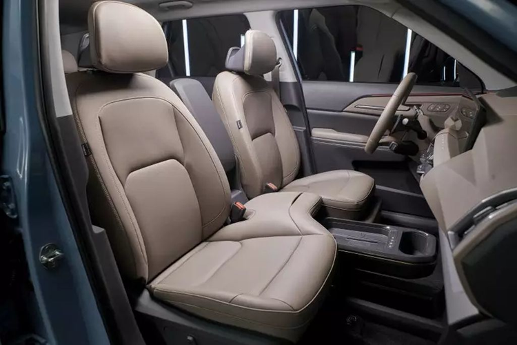 Mẫu SUV thuần điện này có có chiều dài 4.615 mm, rộng 1.875 mm, cao 1.715 mm và chiều dài cơ sở 2.750 mm. Số đo này đưa Kia EV5 vào phân khúc SUV điện hạng C, cạnh tranh với BYD Atto 3 tại Thái Lan.