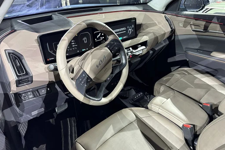 Cụm đèn pha hình tam giác gồm các bóng LED nhỏ, kết hợp với dải đèn chiếu sáng ban ngày vắt ngang khu vực đầu xe. Bên dưới là hốc gió trung tâm hình thang rộng với phần viền dày dặn, ốp màu bạc xung quanh tạo nên dáng vẻ mạnh mẽ hầm hố cho chiếc SUV.