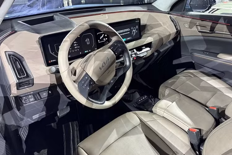 Cụm đèn pha hình tam giác gồm các bóng LED nhỏ, kết hợp với dải đèn chiếu sáng ban ngày vắt ngang khu vực đầu xe. Bên dưới là hốc gió trung tâm hình thang rộng với phần viền dày dặn, ốp màu bạc xung quanh tạo nên dáng vẻ mạnh mẽ hầm hố cho chiếc SUV.