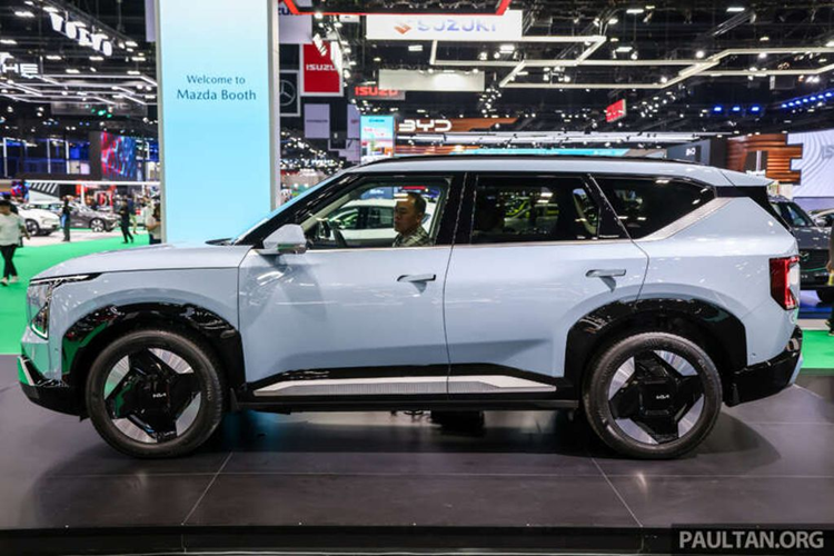 Trong khi đó, trên phiên bản cao cấp xe sẽ được trang bị ghế lái Relaxation chỉnh điện/sưởi/làm mát/massage/nhớ vị trí; màn hình hiển thị thông tin kính lái HUD; ngăn chứa đồ đa dụng có thể chỉnh nhiệt độ từ 5 - 55 độ C; bàn gấp tích hợp vào lưng ghế trước và hệ thống âm thanh Harman Kardon 10 vị trí xung quanh xe.