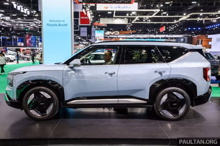 Trong khi đó, trên phiên bản cao cấp xe sẽ được trang bị ghế lái Relaxation chỉnh điện/sưởi/làm mát/massage/nhớ vị trí; màn hình hiển thị thông tin kính lái HUD; ngăn chứa đồ đa dụng có thể chỉnh nhiệt độ từ 5 - 55 độ C; bàn gấp tích hợp vào lưng ghế trước và hệ thống âm thanh Harman Kardon 10 vị trí xung quanh xe.