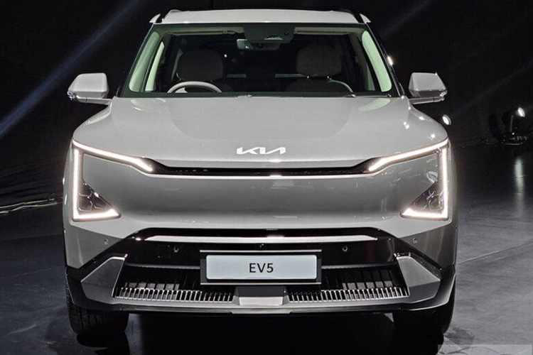 Thêm vào đó là gương chiếu hậu chống chói tự động, sạc điện thoại không dây, ghế phụ lái chỉnh điện và đèn viền trang trí nội thất. Về truyền động, Kia EV5 tại Thái Lan được cung cấp hai tuỳ chọn động cơ.