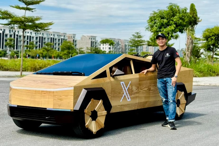 Gần đây, anh lại tiếp tục khiến cộng đồng mạng phải ngạc nhiên khi chế tạo thành công chiếc bán tải Tesla Cybertruck điện bằng gỗ. Đáng chú ý, lần chế tạo xe này không phải dành tặng gia đình như những lần trước mà anh đặc biệt làm chiếc xe lấy ý tưởng từ bán tải điện Cybertruck bằng gỗ để tặng CEO Tesla - ông Elon Musk.