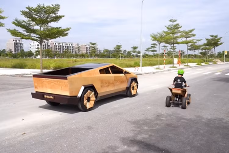 Đáng chú ý, một trang công nghệ nổi tiếng tên Ubergizmo có viết: "Ngoại thất nổi bật với chất liệu gỗ sáng màu, chắc chắn Tesla Cybertruck bằng gỗ là một sáng tạo độc đáo". Hay như Tạp chí ôtô của Mỹ là Torque News cũng thể hiện sự ngưỡng mộ trước tài năng của anh Đạo.