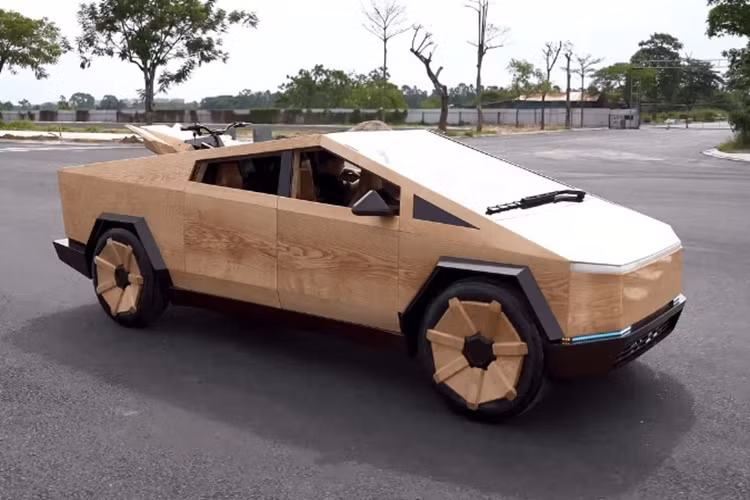 Tôi hy vọng sẽ có vinh dự được tặng chiếc bán tải điện Tesla Cybertruck bằng gỗ này cho ông và Tesla, đồng thời chúc ông và Tesla tiếp tục thành công và giữ vững vị thế của mình trên trường quốc tế". Sau khi dòng tâm sự được đăng tải trên mạng xã hội X, CEO Tesla đã ngay lập tức chú ý và để lại phản hồi: "Chắc chắn rồi, tôi rất cảm kích".