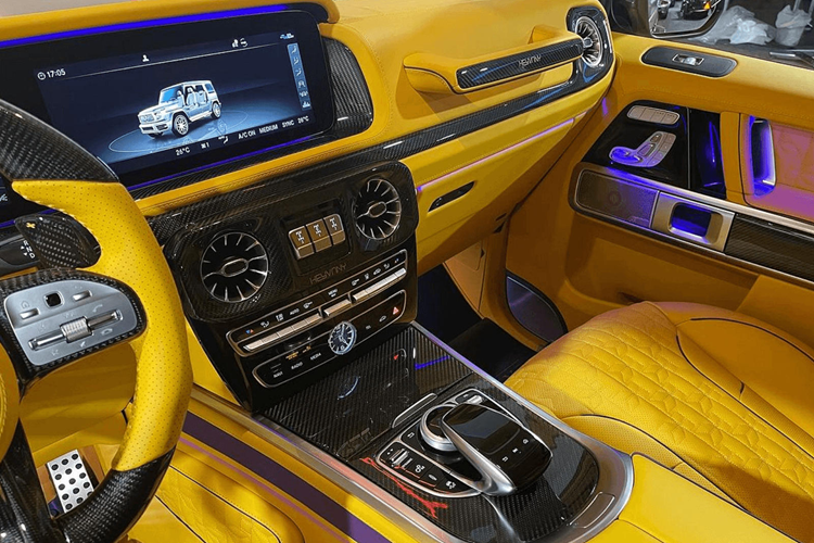 Bên trong khoang cabin của chiếc xe thậm chí còn nổi hơn nữa với tông màu sáng của ánh vàng mù tạt, thể hiện trên ghế ngồi, trần xe, ốp cửa, bảng điều khiển trung tâm và sàn xe. Làm nên sự tương phản là tông màu tối của các chi tiết sợi carbon, chủ yếu ở vô-lăng và khu vực chính giữa táp-lô.