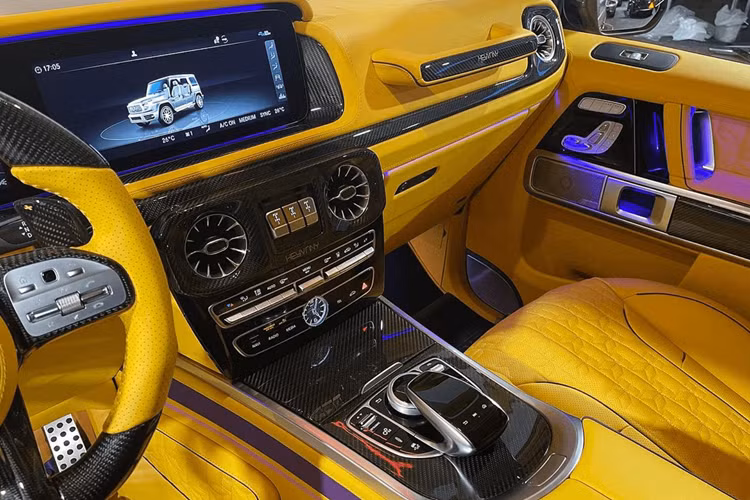 Bên trong khoang cabin của chiếc xe thậm chí còn nổi hơn nữa với tông màu sáng của ánh vàng mù tạt, thể hiện trên ghế ngồi, trần xe, ốp cửa, bảng điều khiển trung tâm và sàn xe. Làm nên sự tương phản là tông màu tối của các chi tiết sợi carbon, chủ yếu ở vô-lăng và khu vực chính giữa táp-lô.