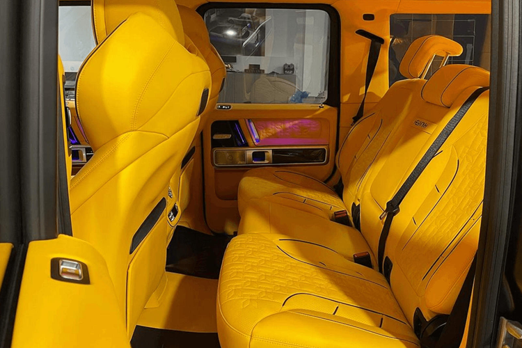 Để nhấn mạnh sự sang trọng, chiếc G63 này được trang bị đèn pha hình ngôi sao – thứ bạn thường thấy trên những chiếc xe Rolls-Royce. Ngoài ra còn có huy hiệu Keyvany ở nội thất, bao gồm cả trên ghế.